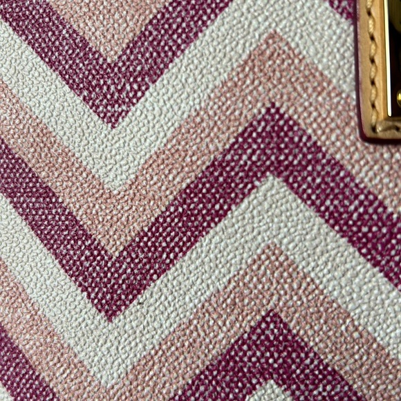RARE & SOLD OUT! Dooney & Bourke Pink Chevron Suki Crossbody - Picture 13 of 13